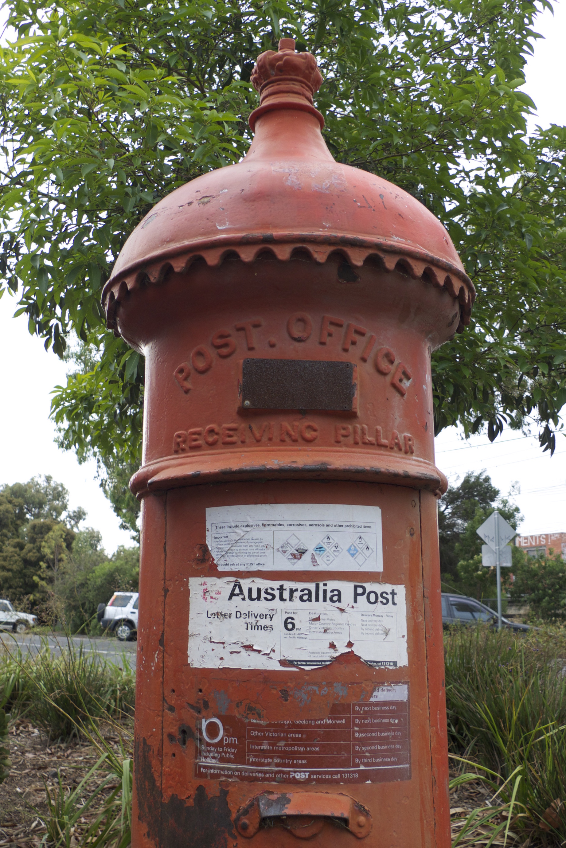 Antique boîte aux lettres australienne rouge Australia Post : POST OFFICE RECEIVING PILLAR